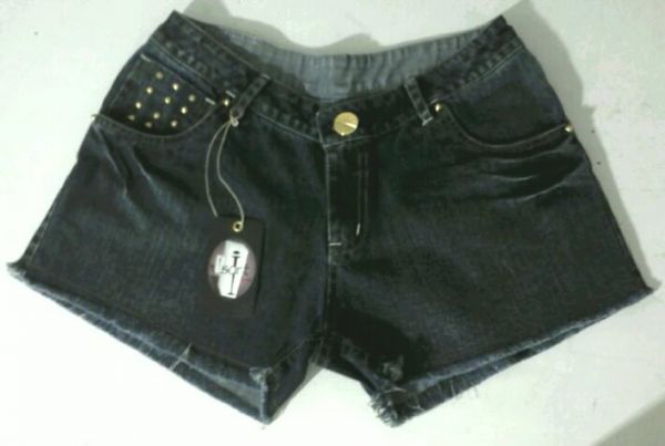 1008-Shorte jeans black com spyke bolso relógio
